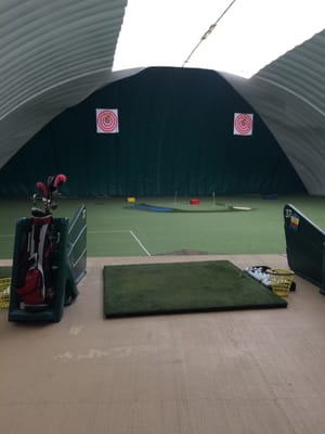 Indoor golf range