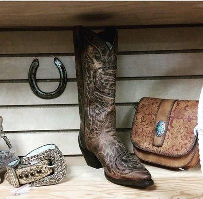 Women's boot with bag and belt!