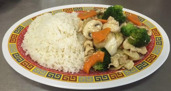 Moo Goo Gai Pan- Boneless chicken breast meat, wok cooked with fresh mushrooms, broccoli, water chestnuts, bamboo shoots, napa, carrots.