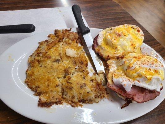 Eggs benedict and hashbrowns