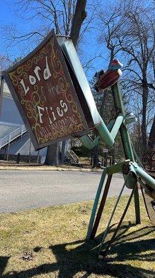 Amazing sculpture of praying mantis reading Lord of the Flies