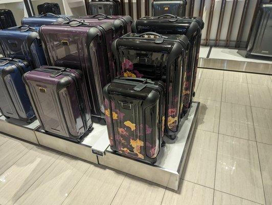 Flower themed Vapor luggage? While unorthodox for me, there's no doubt I will be able to spot it across the airport if I have to.