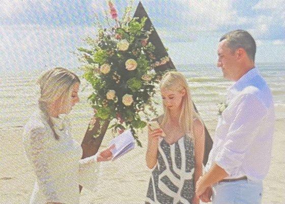 Example of the arch flowers during ceremony