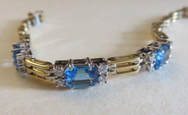 Yellow and white gold link bracelet with Swiss Blue Topaz and brilliant cut Diamonds