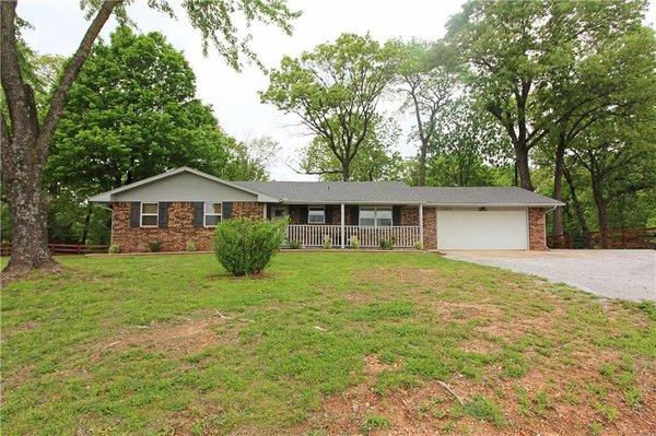 Great home in Pea Ridge with 2 acres & Horse Barn/Workshop