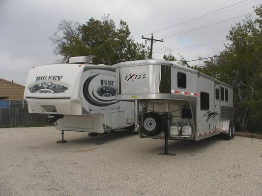 Parking for fifth-wheel trailer