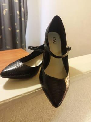 Low heel leather pumps