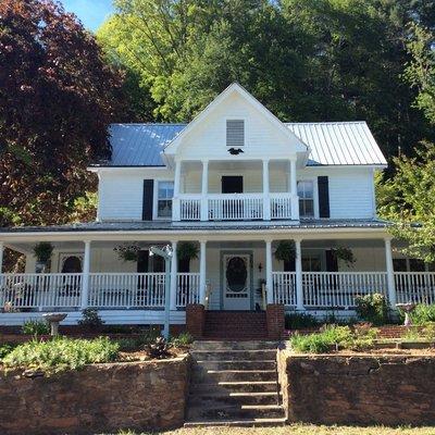 Experience the difference. Whistle Stop Inn in the Historic downtown Dillsboro, NC. Walking distance to restaurants, shopping and a brewery.