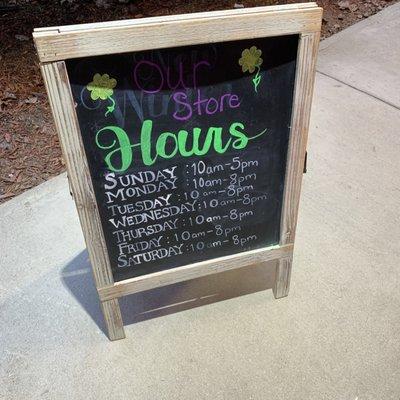 Shop hours (spring 2022)