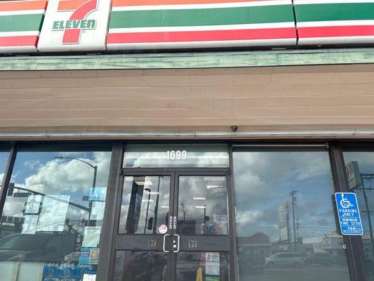 711 on Carson St and western