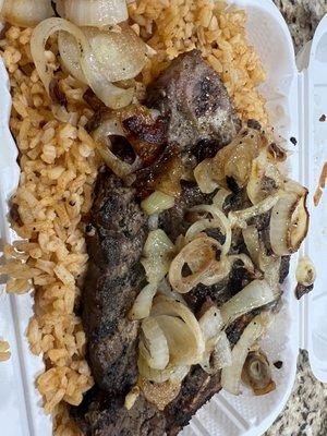 Bistec encebollado con moro de gandules. Steak with rice & peas