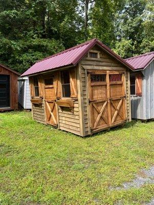 8x12 CLAPBOARD QUAKER
LT GREEN, OAK DOORS
BURGUNDY ROOF