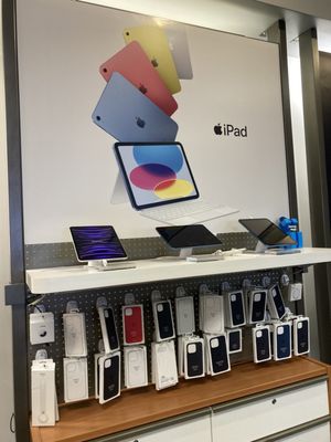 AT&T in-store iPad and iPhone cases display