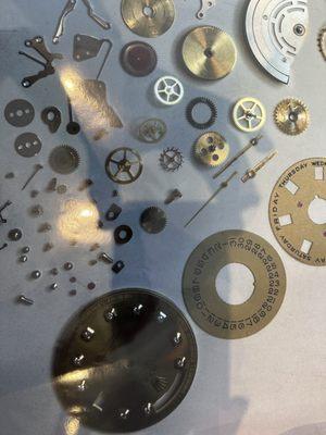 Rolex watch completely disassembled prior to a specialized cleaning..
reloj Rolex totalmente desarmado previo a una limpieza especializada