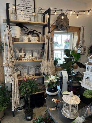 Plant hangers & decor