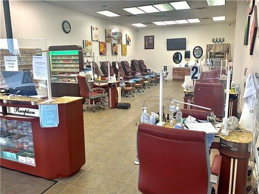 View of the entire salon, from the front right corner perspective.