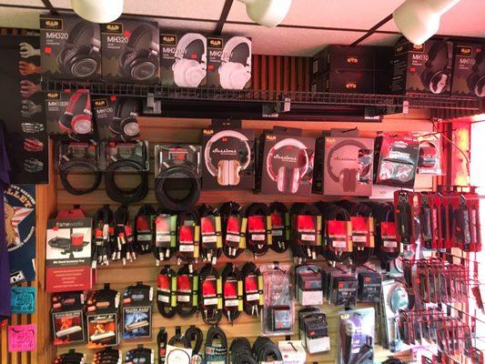 Good selection of cables. They sell George L's cables in packs and single pieces also!