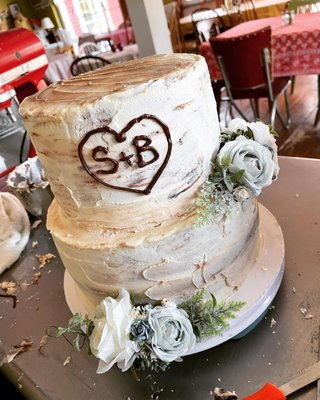 I don't have professional pictures back yet, but here's a pic of my wedding cake!