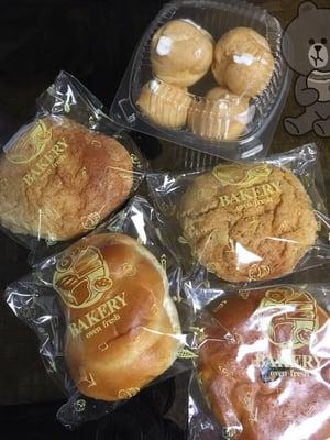 Bakery inside Lotte & our usual buys after groceries: CreamPuffs, Soboro (2), Cream-FilledBread, & SweetRedBeanPaste-FilledBread