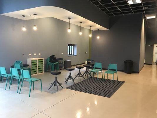 Open area with seating to fit a variety of art sessions.