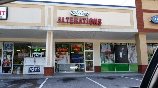 Store front in plaza at the intersection of Jiles and Old 41