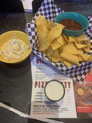 Chips/salsa Queso