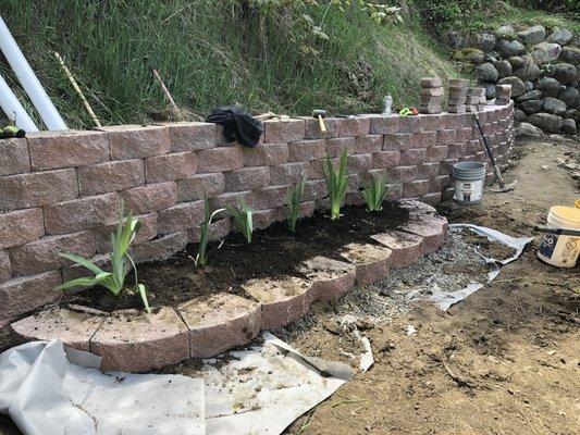 Retaining wall with flower space