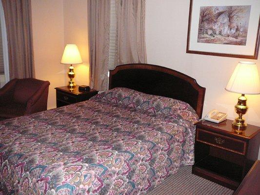 Deluxe room in guest house, one queen bed