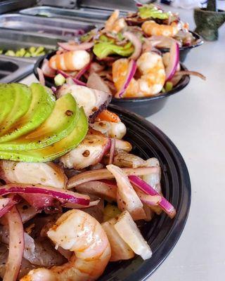 Botana Criminal 
( camaron aguachile, camaron cocido, pulpo y callo de lobina , pepino y cebolla, salsa negra)