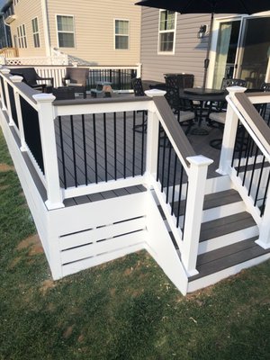 Drink railing on nice rectangular deck with black aluminum balusters.