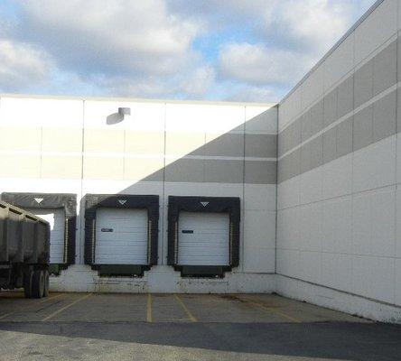 Three semi-trailer dock bays available