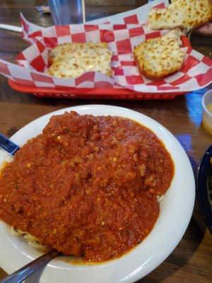 Spaghetti & meatballs with cheesy garlic bread