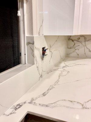 Glossy White European Style Cabinet and Pegasus Countertops