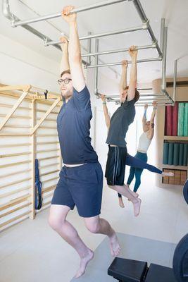 Building strength and coordination on the monkey bars at Esquina