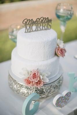 Simple yet elegant cake decor