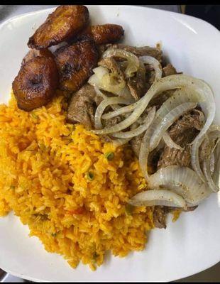 Arroz con veg , red beans , bistec encenollado / maduros