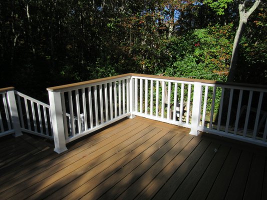 TREX Transcend decking color * Havana Gold, TREX Transcend railing with cocktail rail top classic white West Island MA