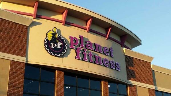 Planet Fitness exterior signs