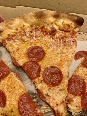 Pepperoni pizza slice