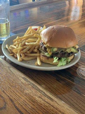 Burger w shoestring fries