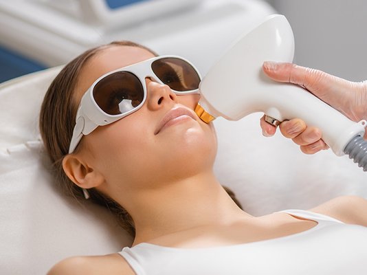 Conventional IPL: Uses a broad spectrum of light filtered down to emit a single, non-continuous wavelength.