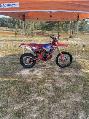 Baxley's motorcycle vending trailer set up, and Betas ready to ride at # Deer creek Mx park y'all come on out!