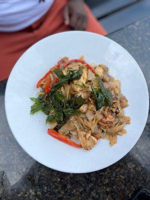 CHICKEN & SHRIMP DRUNKEN NOODLES / PAD KEE MAO