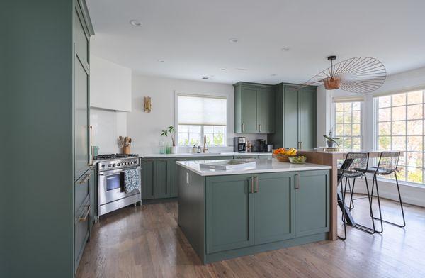 A well-appointed kitchen in Bethesda with state-of-the-art appliances and expansive countertops.