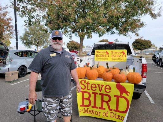 Mayor Steve Bird at the Trunk or Treat at the Dixon Chamber, Oct 28 2022