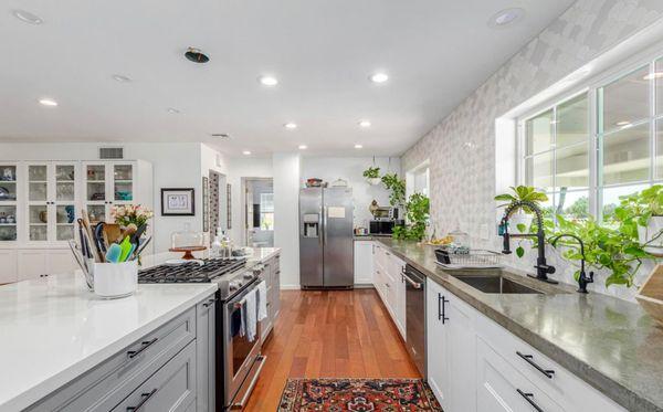 Full kitchen in White Shaker