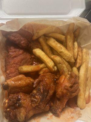 I ordered 2 fingers and 4 wings combo medium and sweet heat.