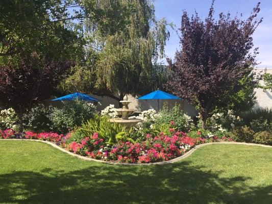 Fountain and patio tables in the garden! Surrounded by tons of flowers. Very relaxing.