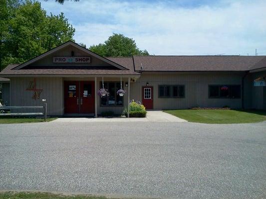 Entrance  for Deer Run golf &  pro shop