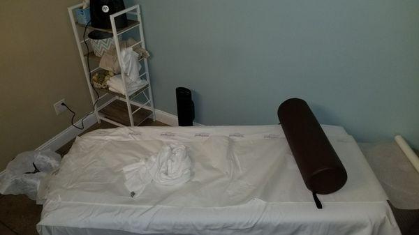 One of the private rooms. It looks a mess because it's after my massage and acupuncture treatment.